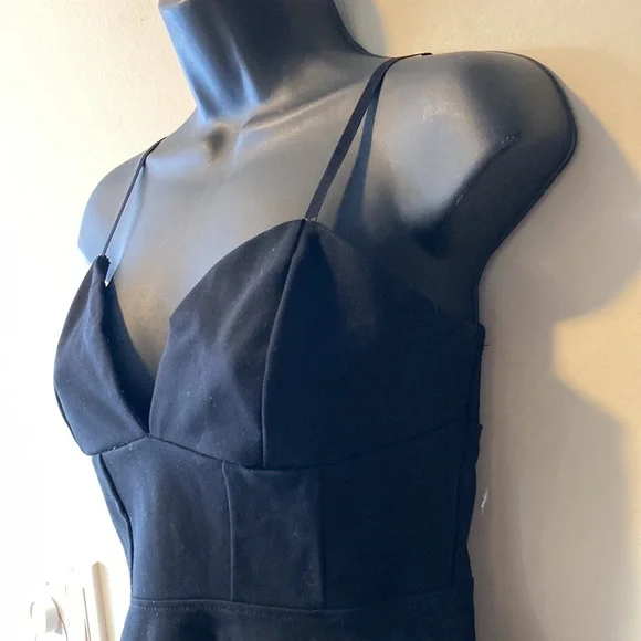 ❌SOLD❌Black Peplum Low-Cut Tank Top 🖤 - Picture 2 of 5
